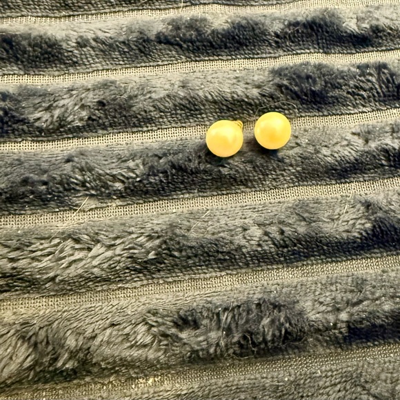 Elegant Cream Fresh Water Pearl Earrings. 14k posts - Picture 3 of 4